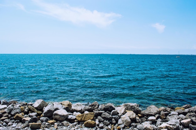 Horizon de mer avec une côte de pierres