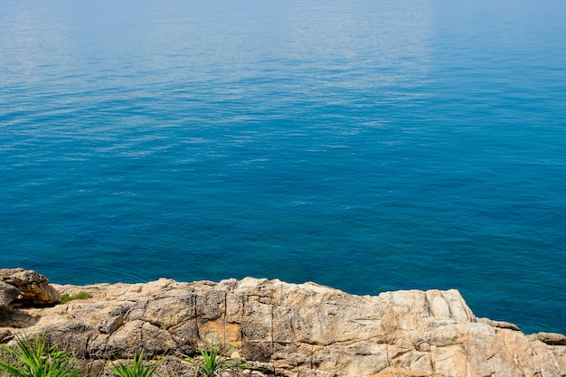 Horizon de la mer avec des falaises rocheuses