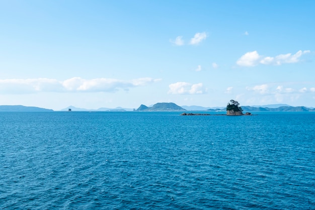 Horizon de la mer océan et fond de ciel bleu