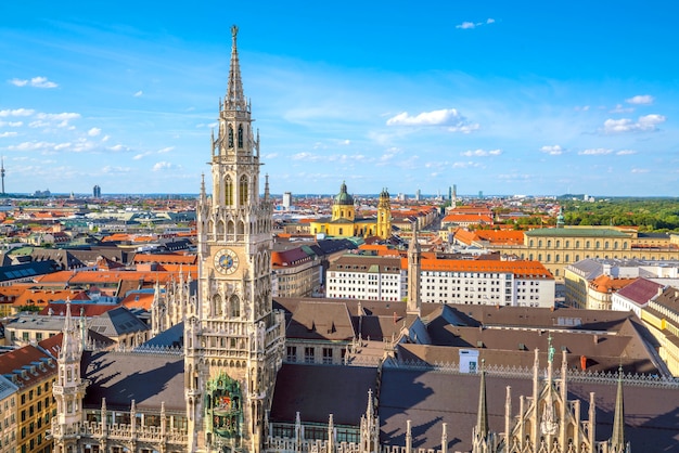 Horizon de Munich avec l'hôtel de ville de Marienplatz en Allemagne