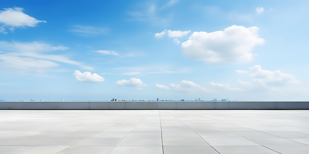 Horizon nuageux sur fond bleu avec plancher de béton vide