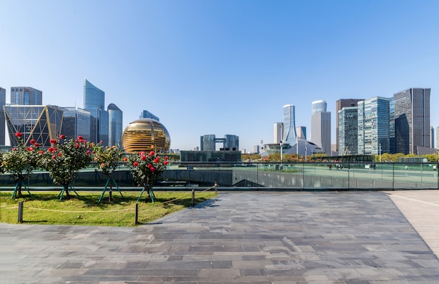 Horizon panoramique et bâtiments avec sol carré de béton vide en Chine