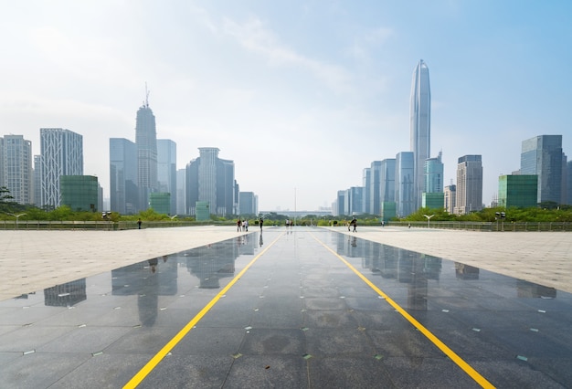 Horizon panoramique et bâtiments avec sol carré de béton vide à shenzhen, Chine