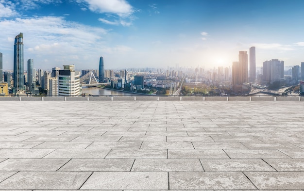 Horizon Panoramique Et Carreaux De Sol Carrés Vides Avec Des Bâtiments Modernes