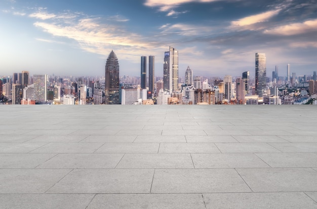 Horizon panoramique et carreaux de sol carrés vides avec des bâtiments modernes