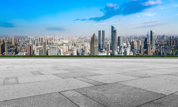 Horizon panoramique et carreaux de sol carrés vides avec des bâtiments modernes