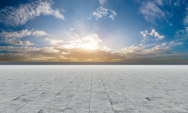 Horizon panoramique et carreaux de sol carrés vides avec des bâtiments modernes