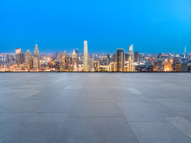 Horizon panoramique et carreaux de sol carrés vides avec des bâtiments modernes