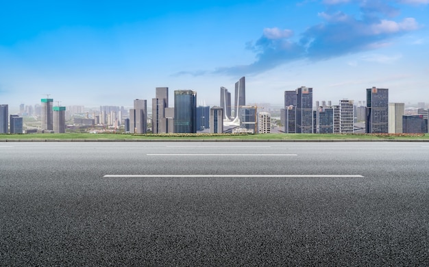 Horizon panoramique et route goudronnée vide avec des bâtiments modernes