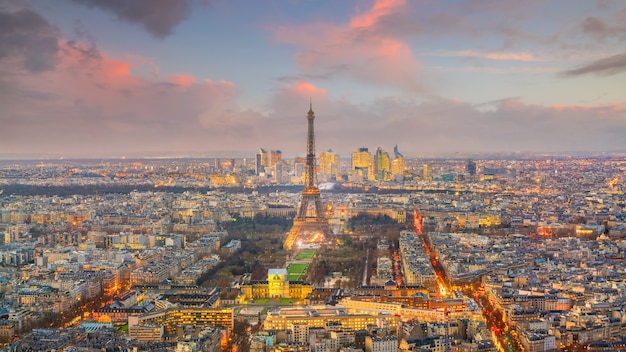 Horizon de Paris avec la Tour Eiffel au coucher du soleil en France depuis la vue de dessus