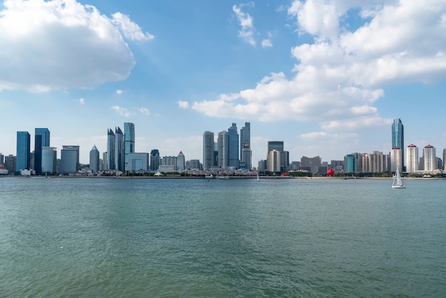 Horizon de paysage urbain moderne de Qingdao, Chine