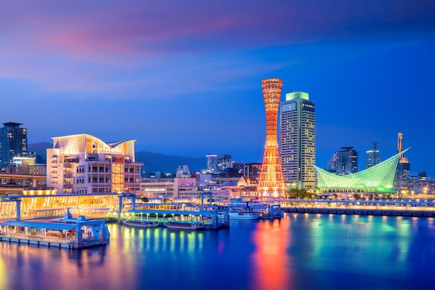 Horizon de port de Kobe au Japon au crépuscule