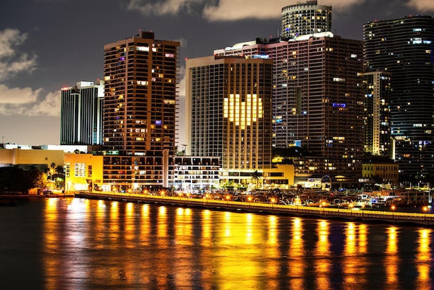 Horizon de réflexions de la baie de miami biscayne, haute résolution. Miami nuit au centre-ville.