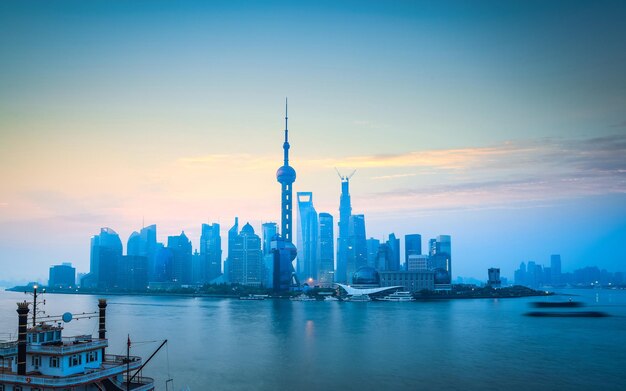 L'horizon de Shanghai à l'aube
