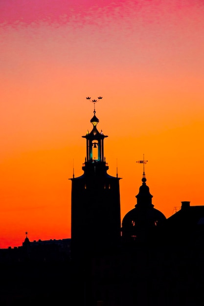 horizon de tockholm au coucher du soleil, magnifique coucher de soleil sur la vieille ville de Stockholm (Gamla Stan)