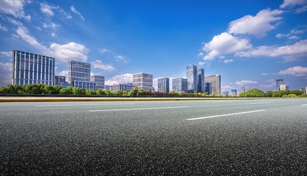 Un horizon urbain moderne avec un ciel bleu clair et une route étendue
