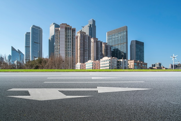 Horizon urbain de Qingdao et paysage architectural de la route goudronnée