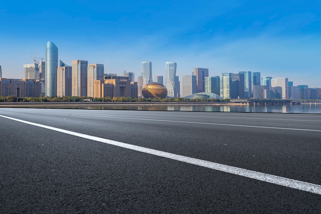 L&#39;horizon urbain de la voie rapide de Hangzhou