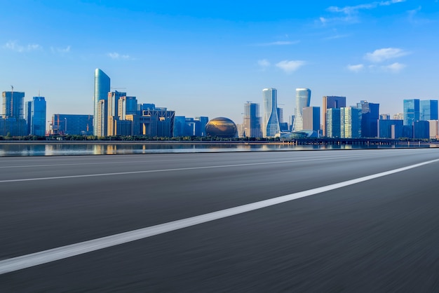 L&#39;horizon urbain de la voie rapide de Hangzhou