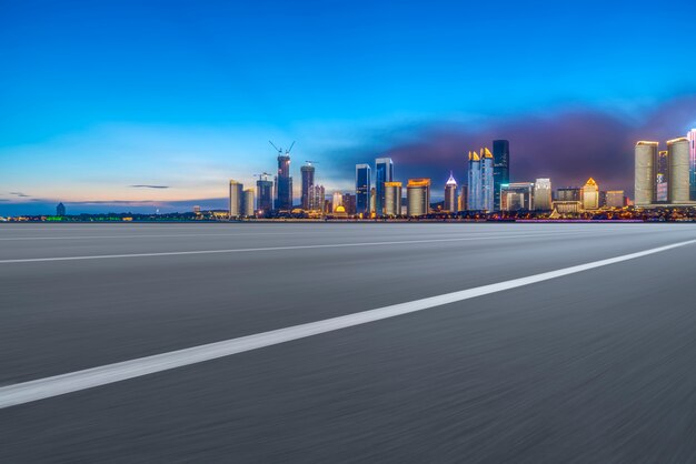 L&#39;horizon urbain de la voie rapide de Qingdao