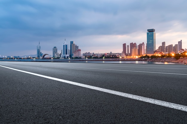 L&#39;horizon urbain de la voie rapide de Qingdao