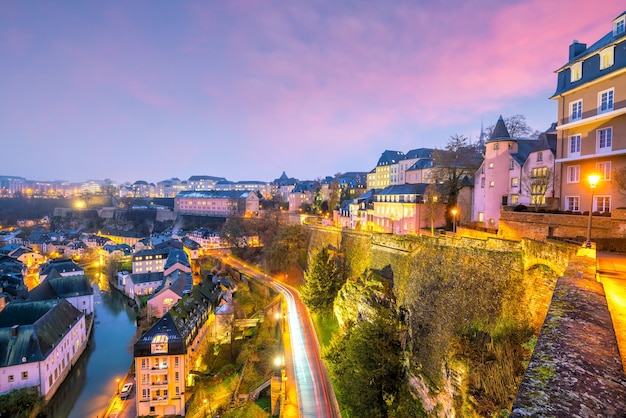 Photo horizon de la vieille ville de la ville de luxembourg depuis la vue de dessus au luxembourg