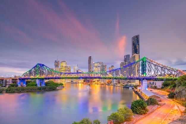 Horizon de ville de Brisbane et rivière de Brisbane au coucher du soleil en Australie