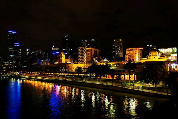 L'horizon de la ville centrale de Melbourne sur le bord de la rivière la nuit en Australie