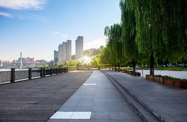 Photo horizon de la ville de chongqing, avec des planchers en bois et des garde-corps.