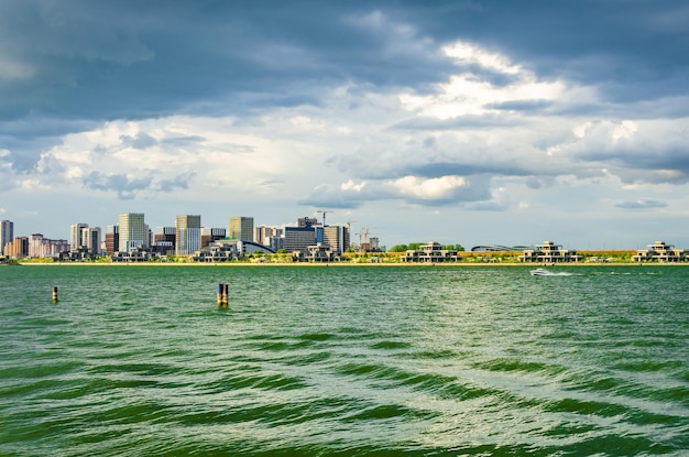 Un horizon de la ville est vu de l'eau.