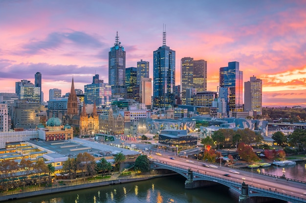 Horizon de ville de Melbourne au crépuscule en Australie