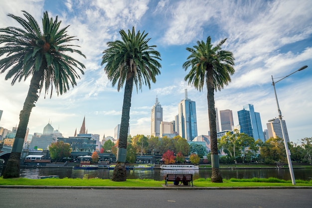 Horizon de ville de Melbourne en Australie avec le ciel bleu