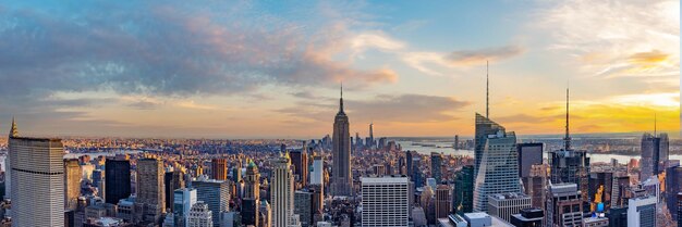 L'horizon de la ville de New York depuis le toit avec des gratte-ciel urbains au coucher du soleil New York USA image panoramique
