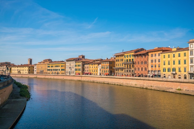 Horizon de ville de Pise et fleuve d'Arno en Italie