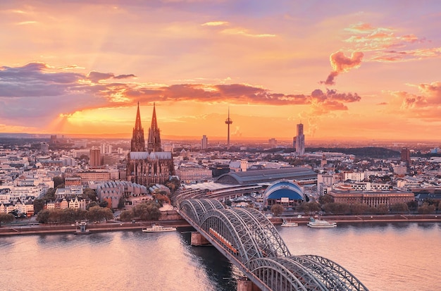 Photo un horizon de la ville avec un pont et un pont au premier plan