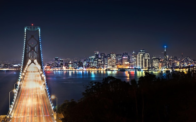 Photo un horizon de la ville avec un pont qui dit le nom de la ville