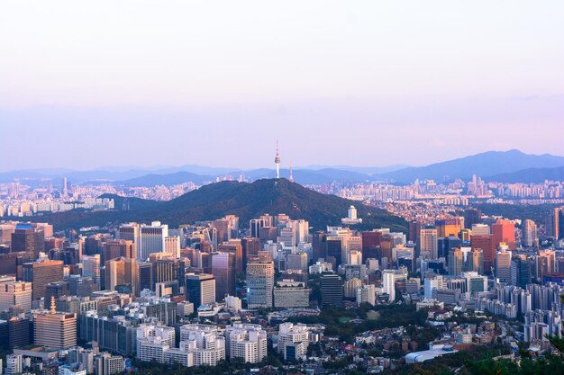 Photo l'horizon de la ville de séoul capturé depuis le parc de montagne d'ingwansan