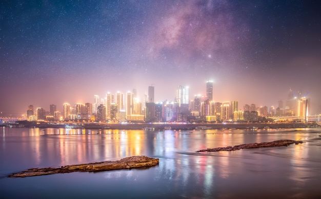 L'horizon de la vue de nuit de l'architecture urbaine de Chongqing