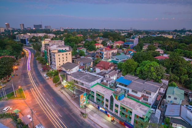 Horizon de Yangon au Myanmar avec un beau coucher de soleil