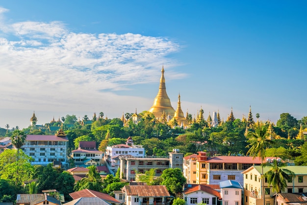 Horizon de Yangon avec la pagode de Shwedagon au Myanmar avec le ciel bleu