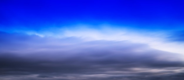 HORIZONTAL VERTICAL BLEU VIF CLOUDSCAPE FOND DE NUAGES DRAMATIQUE FOND