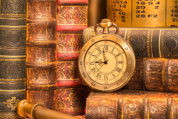 Horloge ancienne sur fond de livres vintage.