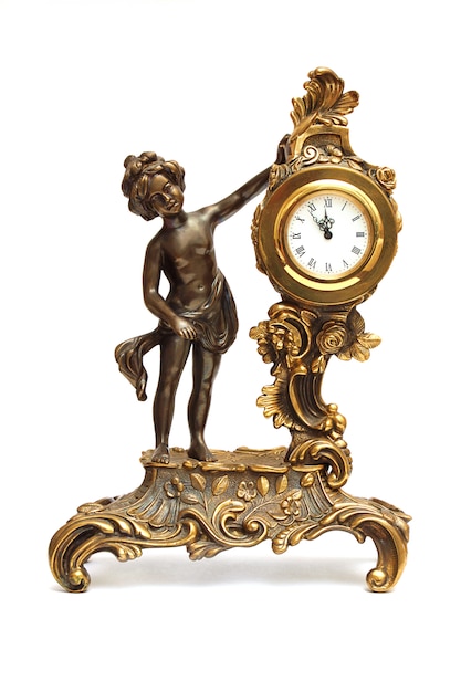 Horloge antique avec figurine de femmes isolé sur blanc