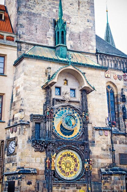 Photo horloge astronomique sur la tour de l'ancien hôtel de ville à prague