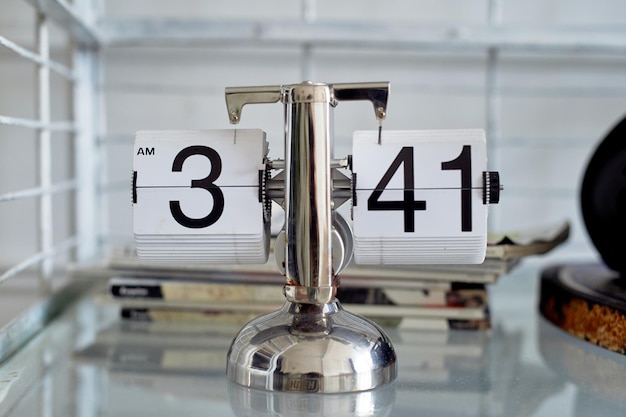 Horloge à bascule classique sur un support en métal à l'intérieurLe thème du temps et de la ponctualité