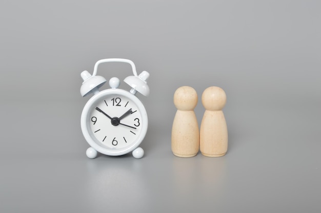 Photo horloge blanche et figures en bois travail d'équipe de gestion de projet et concept de gestion du temps