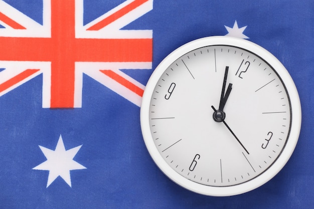 Horloge blanche sur fond de drapeau de l'Australie