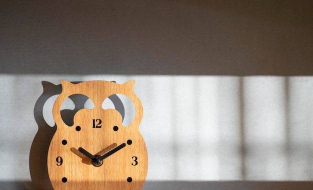 Horloge en bois avec espace de copie d'ombre