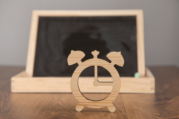 Horloge en bois avec tableau noir