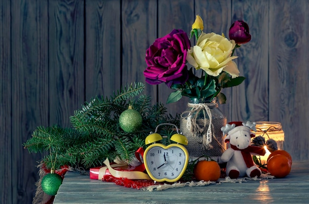 L'horloge branches d'épicéa mandarines roses et cadeaux